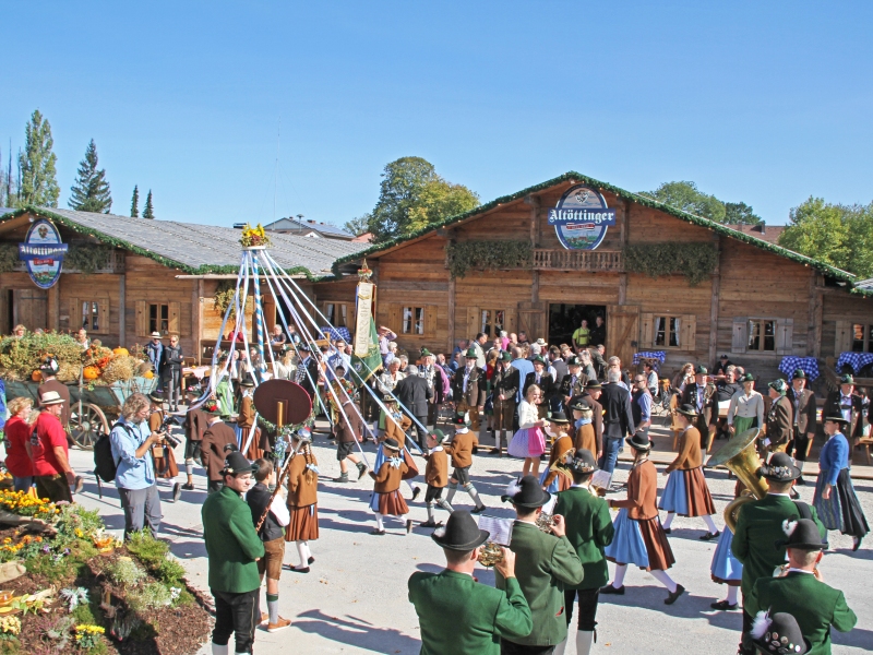 Der Trachtenverein beim Kirtaauszug vor dem Kirta Stadl.