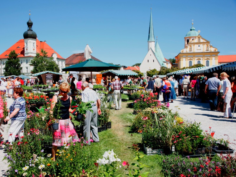 Besucher am Altöttinger Klosermarkt vor der Gnadenkapelle. 