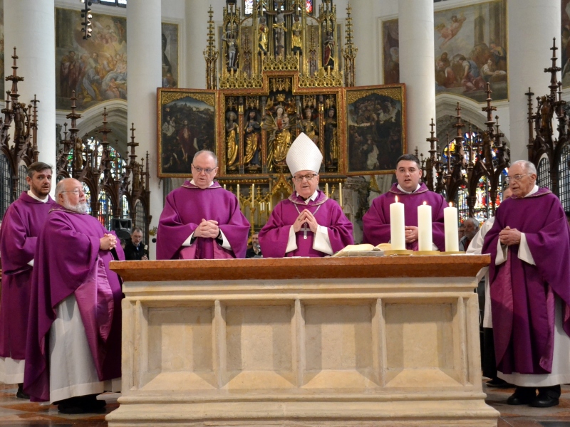 Die Geistlichkeit am Altar in der Basilika St. Jakob in Straubing. 