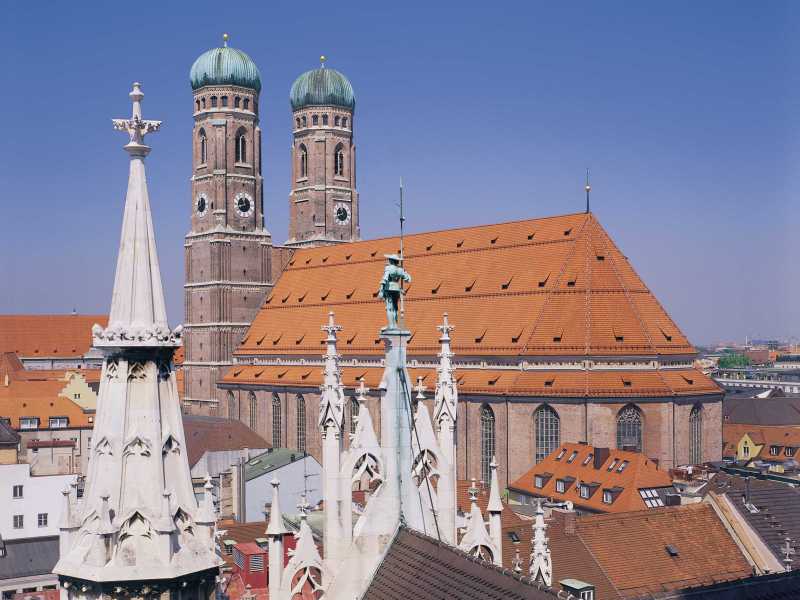Aufnahme der Frauenkirche München mit den Rathaustürmen im Vordergrund.