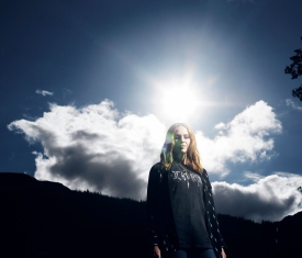 Amy Macdonald Open Air Altötting, Foto Steve Gullick Amy Macdonald in der Natur mit Sonnenschein im Hintergrund.