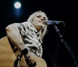 Amy Macdonald in Altötting Raiffeisen Kultursommer 2019, Foto Dennis Wiese Amy Macdonald spielt Guitarre beim Konzert auf dem Kapellplatz