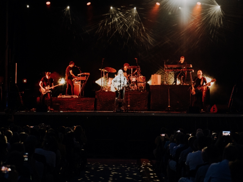 Amy Macdonald spielt zusammen mit der Band am Kapellplatz