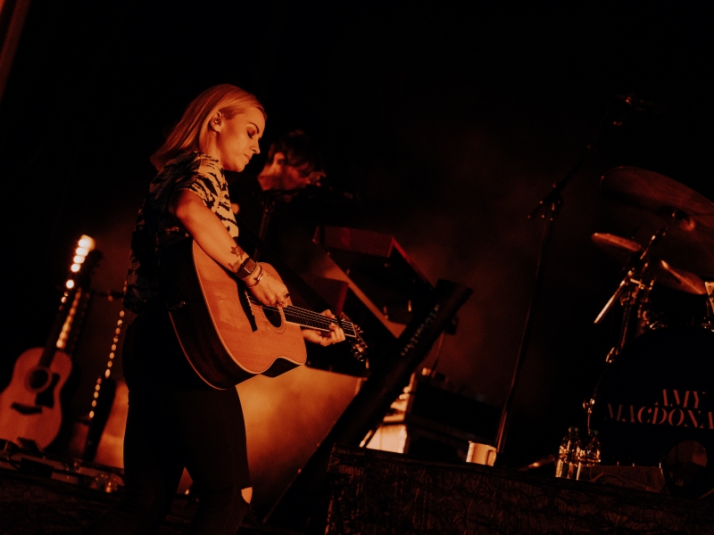 Amy Macdonald mit Guitarre auf der Bühne