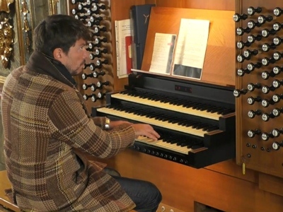 Andre Gold an der Orgel Altoetting Foto Allround TV Andre Gold sitz an der Orgel und spielt