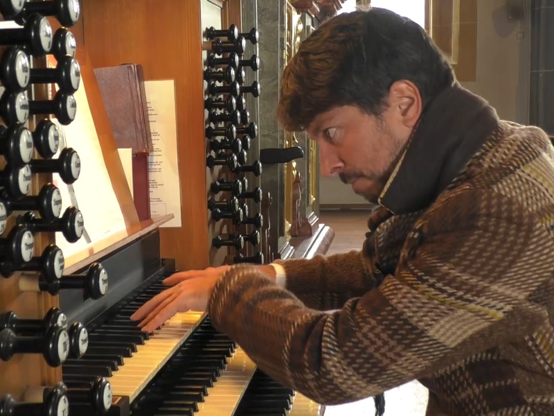 ANdre Gold an der Orgel in Altötting Foto Allround TV Amdre Gold sitzt an der Orgel und spielt