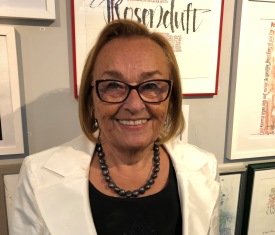Hier sehen Sie die Künstlerin Kathalien Harrer 