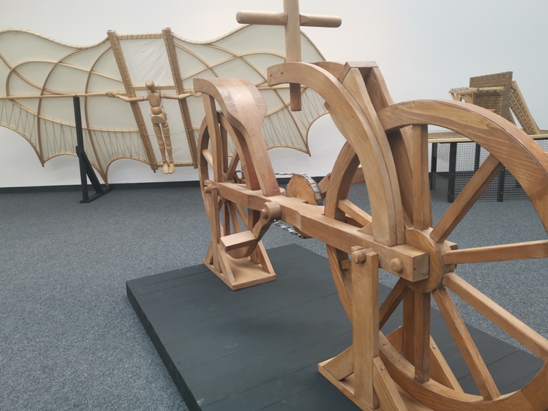 Objekte der Ausstellung Leonardo da Vinci: Ein Fahrrad und ein Flugobjekt aus Holz