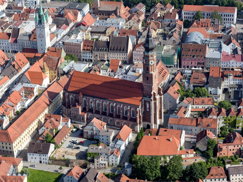 Luftaufnahme von der Basilika St. Jabok in Straubing
