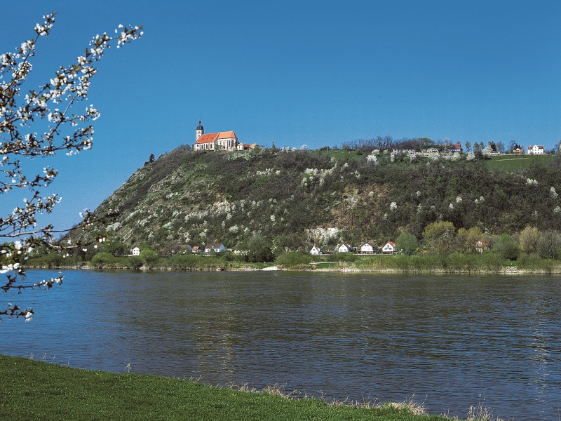 Die Wallfahrtskirche Bogenberg auf einem Berg an der Donau