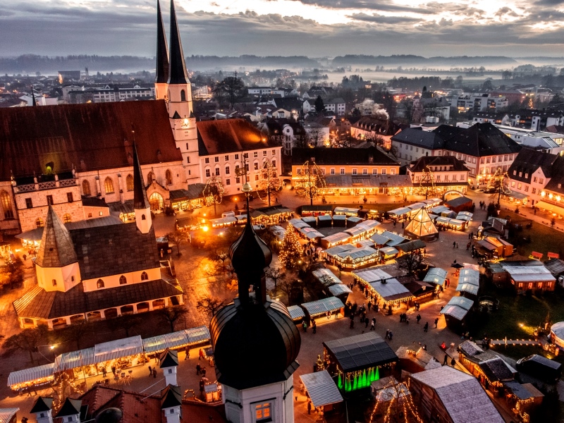 Hier sehen Sie eine Luftaufnahme vom Altöttinger Christkindlmarkt 