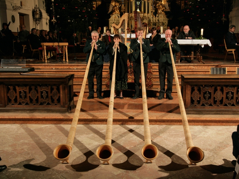 Vier Alphornbläser beim spielen