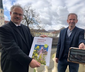 Dr. Metzl und Stephan Antwerpen mit neuem Wallfahrtskalender Hier sehen Sie den Stadtpfarrer und den Bürgermeister bei der Vorstellung des neuen Wallfahrtskalenders