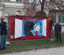 Enthüllung Adventstürchen 1. Dezember, Foto Tourismusbüro Hier sehen Sie Stephan Antwerpen mit Christine Burkart beim enthüllen des 1. Türchens!