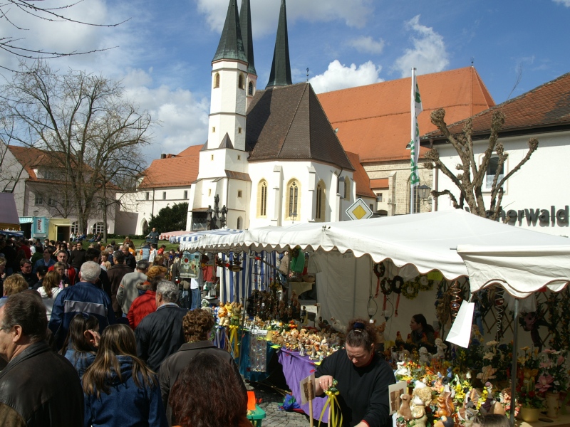 Besucher am Altöttinger Fastenmarkt.
