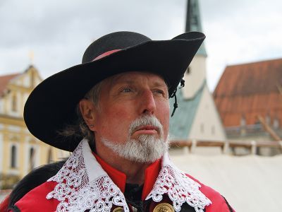 Altöttinger Tillymarkt, Foto Wirtschaftsverband Altötting Ein Mann verkleidet als Graf Tilly vor der Gnadenkapelle