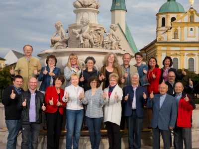 Altöttinger Stadtführer, Foto Heiner Heine Die Altöttinger Stadtführer halten den Daumen hoch.