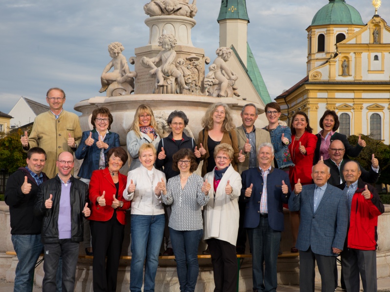 Gruppenfoto der Altöttinger Stadtführer am Kapellplatz mit Daumen hoch.