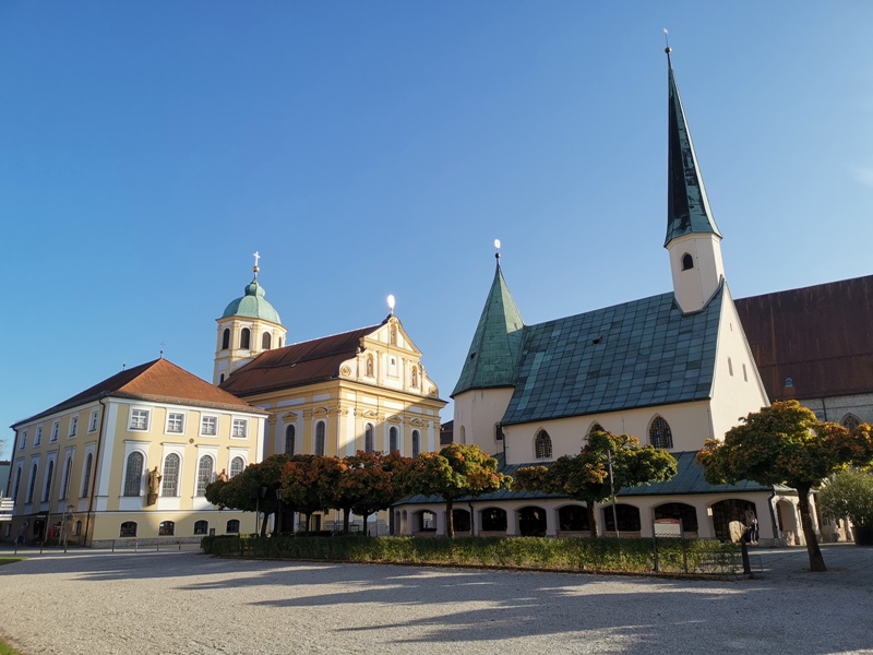 Hier sehen Sie die Gnadenkappelle im Frühling