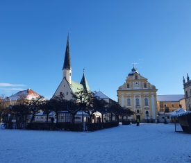 Kapellplatz im Schnee, Gnadenkapelle und St. Magdalena, Foto Tourismusbüro Altötting Hier sehen Sie die Gnadenkapelle un die Kirche von St. Magdalena in einem weißen Winterkleid!