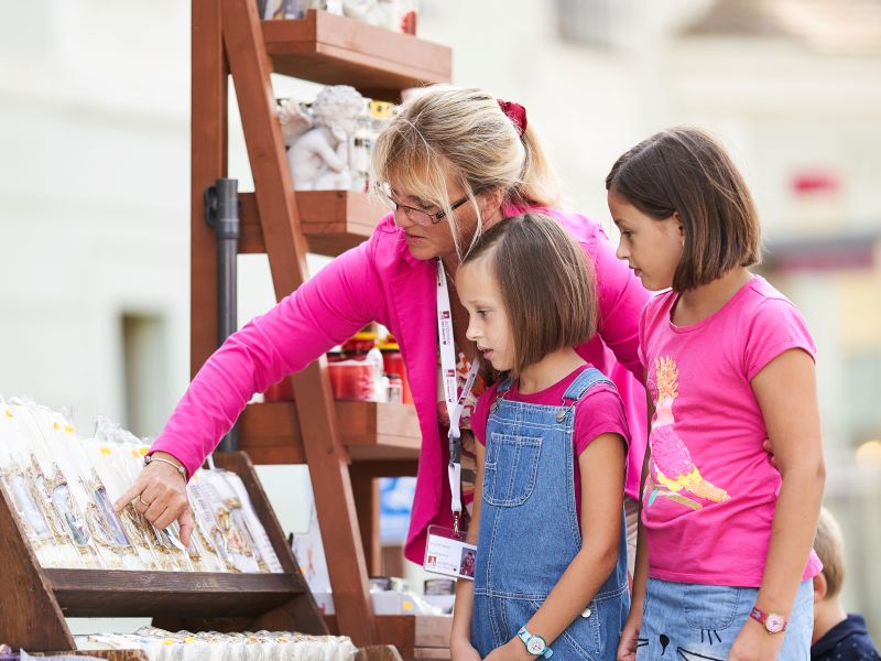 Hier sehen Sie Kinder bei einem Devotionalienladen