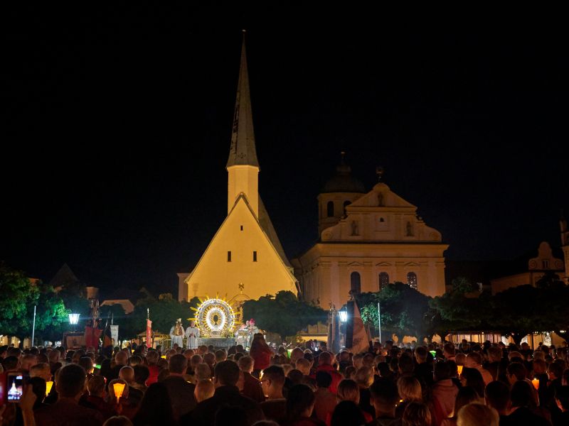 Pilger mit Prozessionskerzen bei der Schlussandacht vor der Gnadenkapelle
