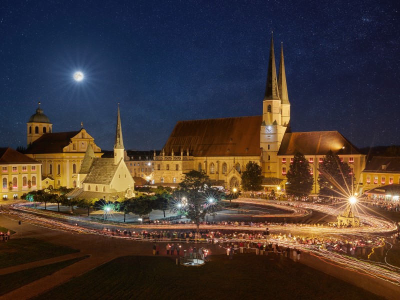 Große Lichterprozession am Altoettinger Kapellplatz