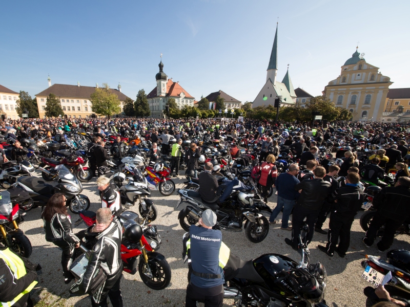 Hunderte Motorräder stehen auf dem Kapellplatz vor der Gnadenkapelle.