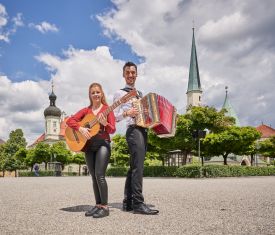 Musiker in Altötting Europatage der Musik Tourismusbuero Altötting Foto Johann Dirschl Hier sehen Sie zwei Musiker am Kapellplatz