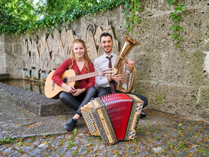 Hier sehen Sie zwei Musiker am Kapellplatz