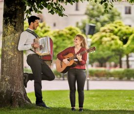 Musiker in Altötting Kapellplatz Europatage der Musik Foto Johann Dirschl Hier sehen Sie zwei Musiker am Kapellplatz