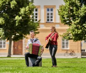 Musiker in Altötting Kapellplatz -Europatage der Musik Foto Johann Dirschl Hier sehen Sie Musiker am Kapellplatz