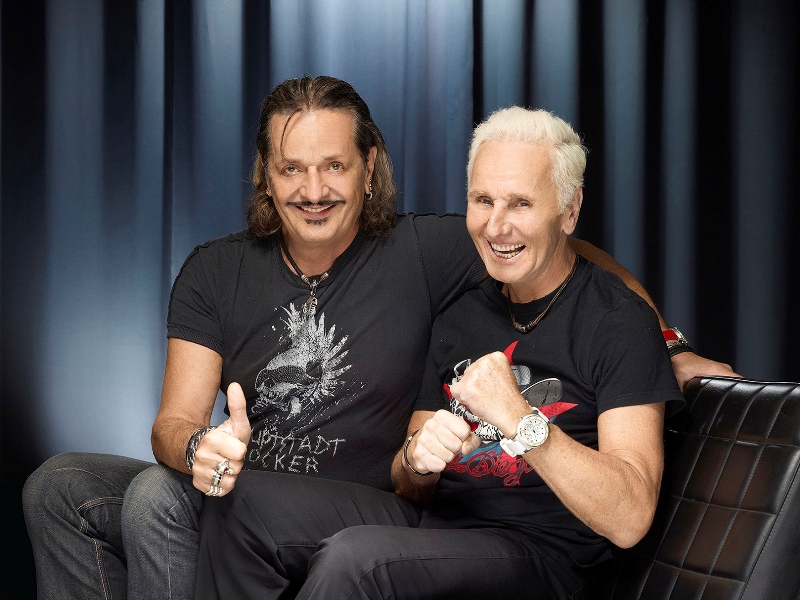 Thomas Spitzer und Klaus Eberhartinger von EAV lachen in die Kamera. 