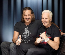 Open Air in Altötting EAV, Foto helloconcerts Thomas Spitzer und Klaus Eberhartinger von EAV lachen in die Kamera.