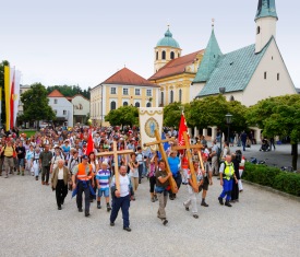 Pilgereinzug Altötting Kapellplatz Foto Heiner Heine Hier sehen Sie eine große Wallfahrtsgruppe an Pfingsten