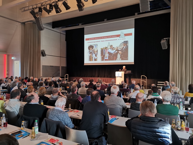 Ein voll besetzer Saal bei einer Tagung. 