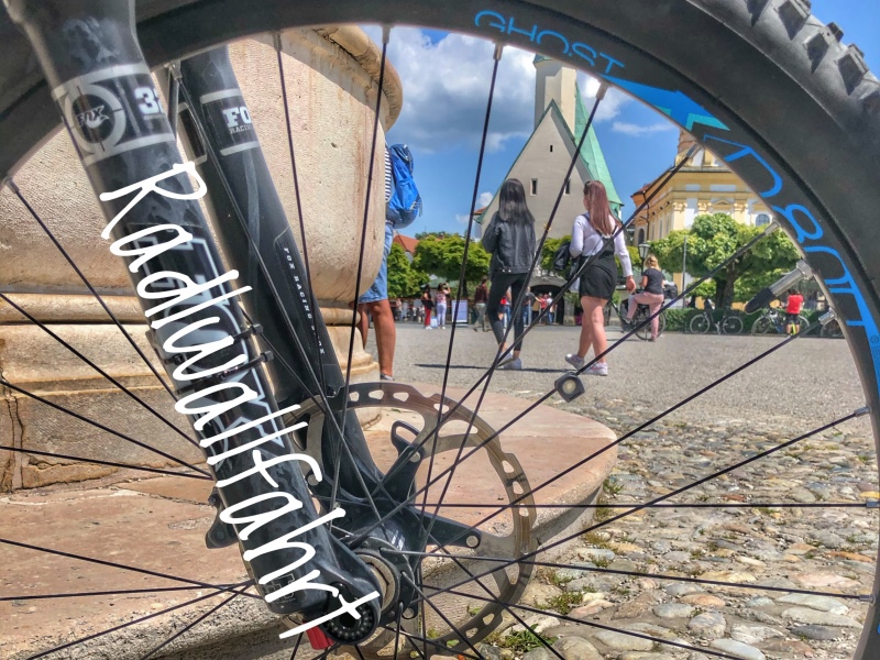 Blick durch eine Fahrradspeiche zur Gnadenkapelle. 