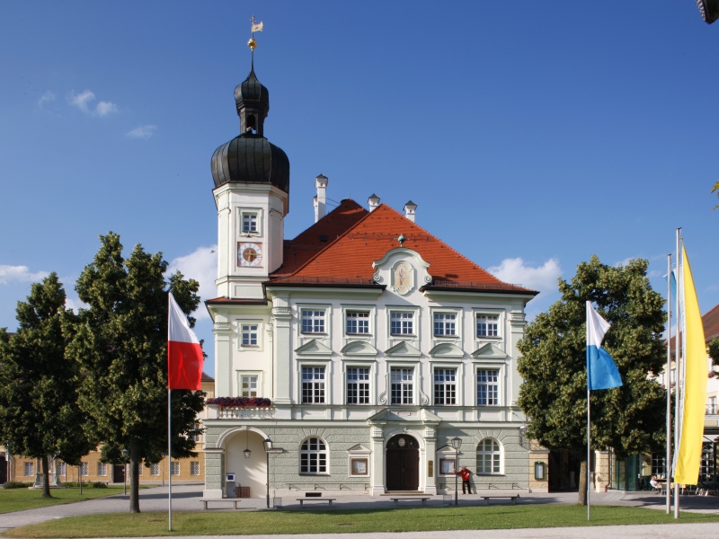 Hier sehen Sie das Rathaus von Altötting 