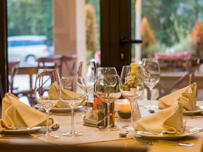 Restaurants in Altötting, Foto Pixabay Ein festlich gedeckter Tisch.