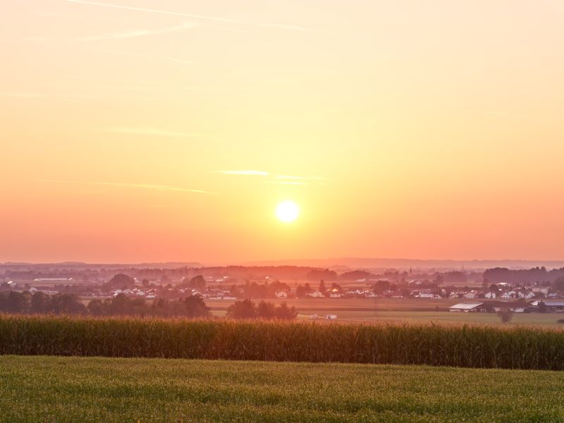 Hier sehen Sie einen Sonnenuntergang auf dem St. Rupert Pilgerweg 