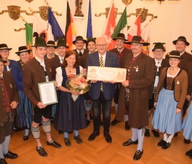 Schirmherrenbitten Volkstrachtenverein Altötting Das Schirmherrenbitten des Volkstrachtenvereins Altötting im Sitzungssaal.