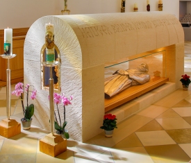 Schrein St. Konrad Altötting, Foto Heiner Heine Der Schrein des Hl. Bruder Konrad in der Bruder Konrad Kirche Altötting.