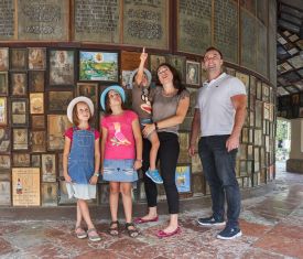 Stadtführung Familie Kinder vor den Votivtafeln in der Gnadenkapelle Foto Dirschl Hier sehen Sie eine Stadtführung