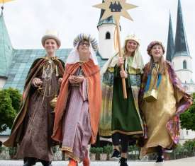Sternsingeraussendung Altötting, Foto Wolfgang Bayer Vier Sternsinger stehen vor der Gnadenkapelle Altötting.
