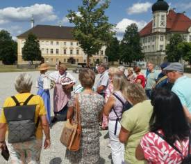 Zuschauer am Kapellplatz lauschen zwei Schauspielern.