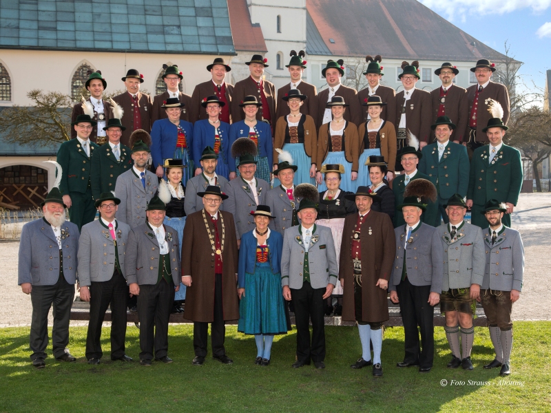 Gruppenfoto vom Trachtenverein Altötting mit Festausschuss. 