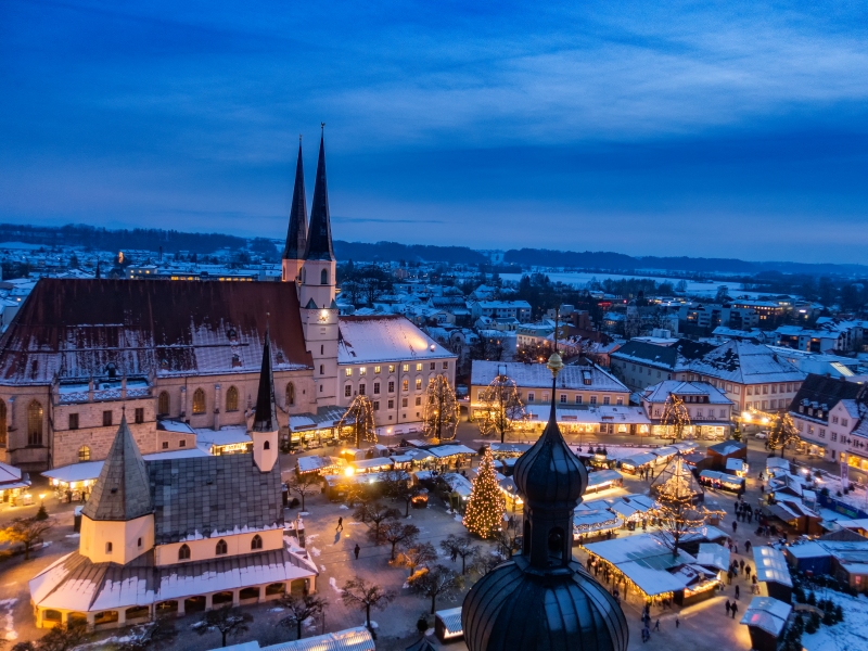 Luftaufnahme vom Altöttinger Christkindlmarkt bei Abenddämmerung