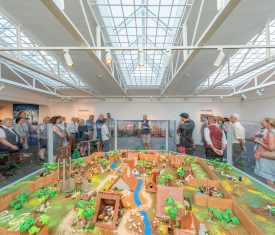 Vernissage der PLAYMOBIL-Ausstellung in der Stadtgalerie Altötting, Foto Dirschl Oliver Schaffer führt eine Gruppe durch die PLAYMOBIL-Ausstellung.