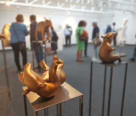 Ausstellung Susanne Beurer Stadtgalerie Altötting, Foto Touristinfo Blick in die Ausstellung auf einen kleinen Bronze Tapir