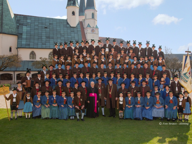 Gruppenfoto des Volkstrachtenverein Altötting vor der Gnadenkapelle.